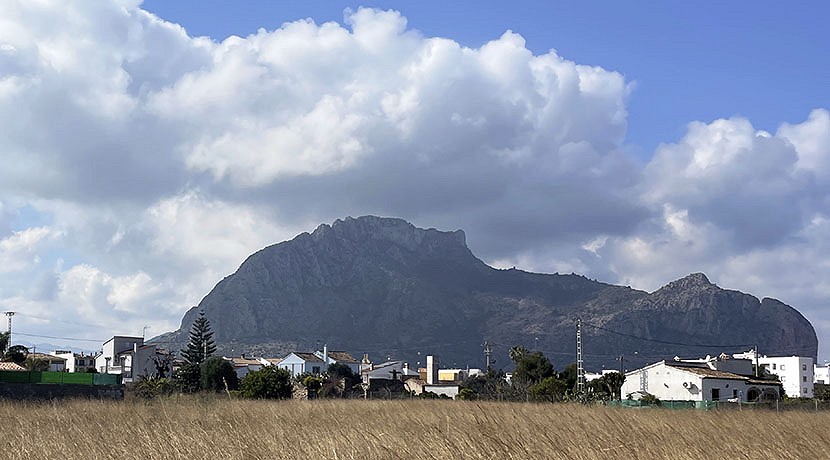 Foto principal Rural plot with building project in Vergel