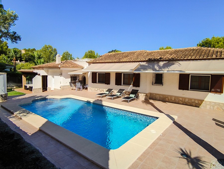 Foto principal Villa con carácter, piscina y amplias terrazas orientadas al sur en el centro de La Sella