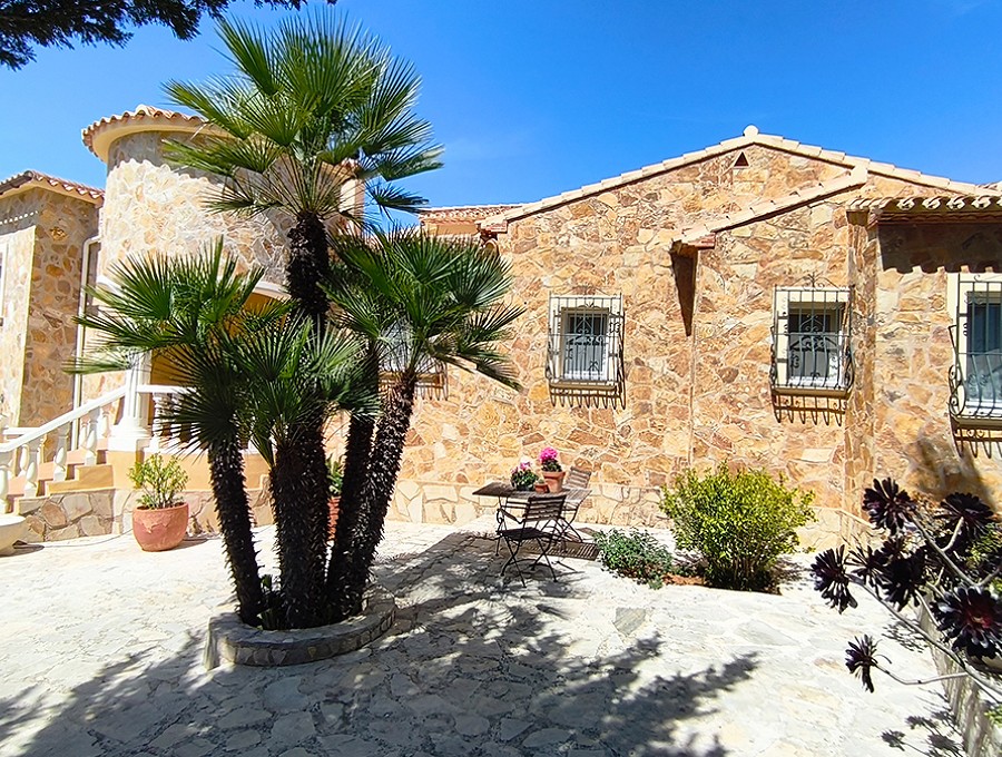 Foto principal Charming, south-facing villa bathed in sunlight all year round, with a magnificent garden in La Sella.